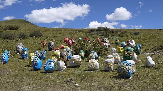 虽然天葬的场面很残忍,对我们来说不可理解,但在当地藏民的心中是至高的超度仪式,无论男女老少,只要死去都要经过天葬,他们都全心接受。
<br>我长久沉默地凝望着那些云朵,心怀感恩和谦卑。想来生活在高原的朋友们一定重复地看过无数次这样的景象,但依旧每一次都被这样的美和尊严所折服。