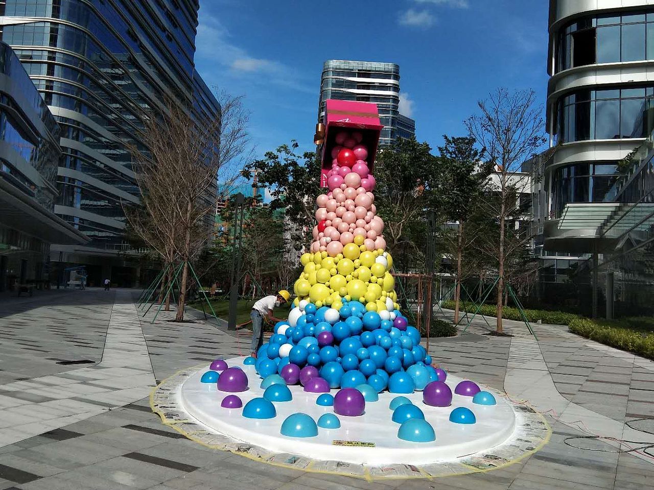 购物广场吸睛利器玻璃钢礼盒气球造型雕塑ai形象摆件