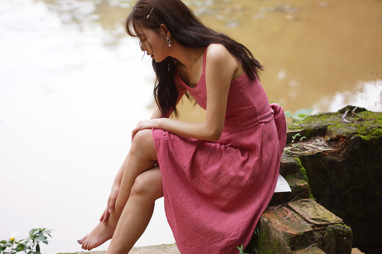 “你来听听吧, 风又吹过了那片森林”