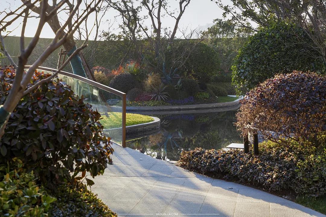 绿影随着春熙在水漾中起舞,
诉说着溪谷间的故事。<br>