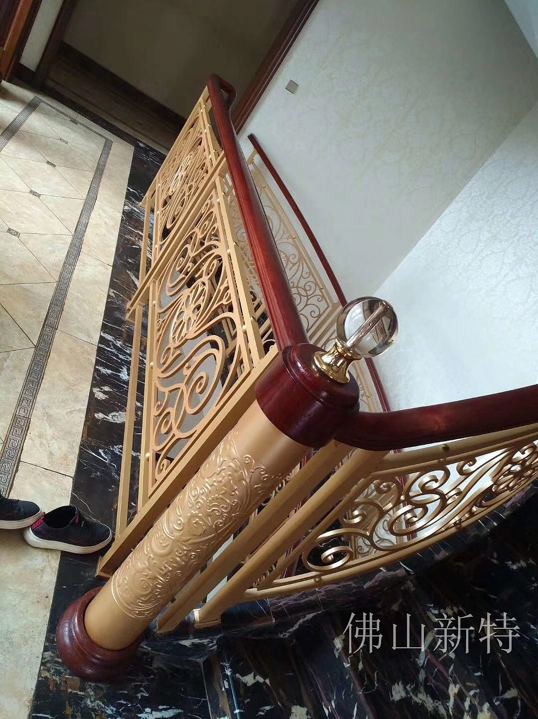 别墅装了黄铜色铜楼梯,主人回来心情也好了