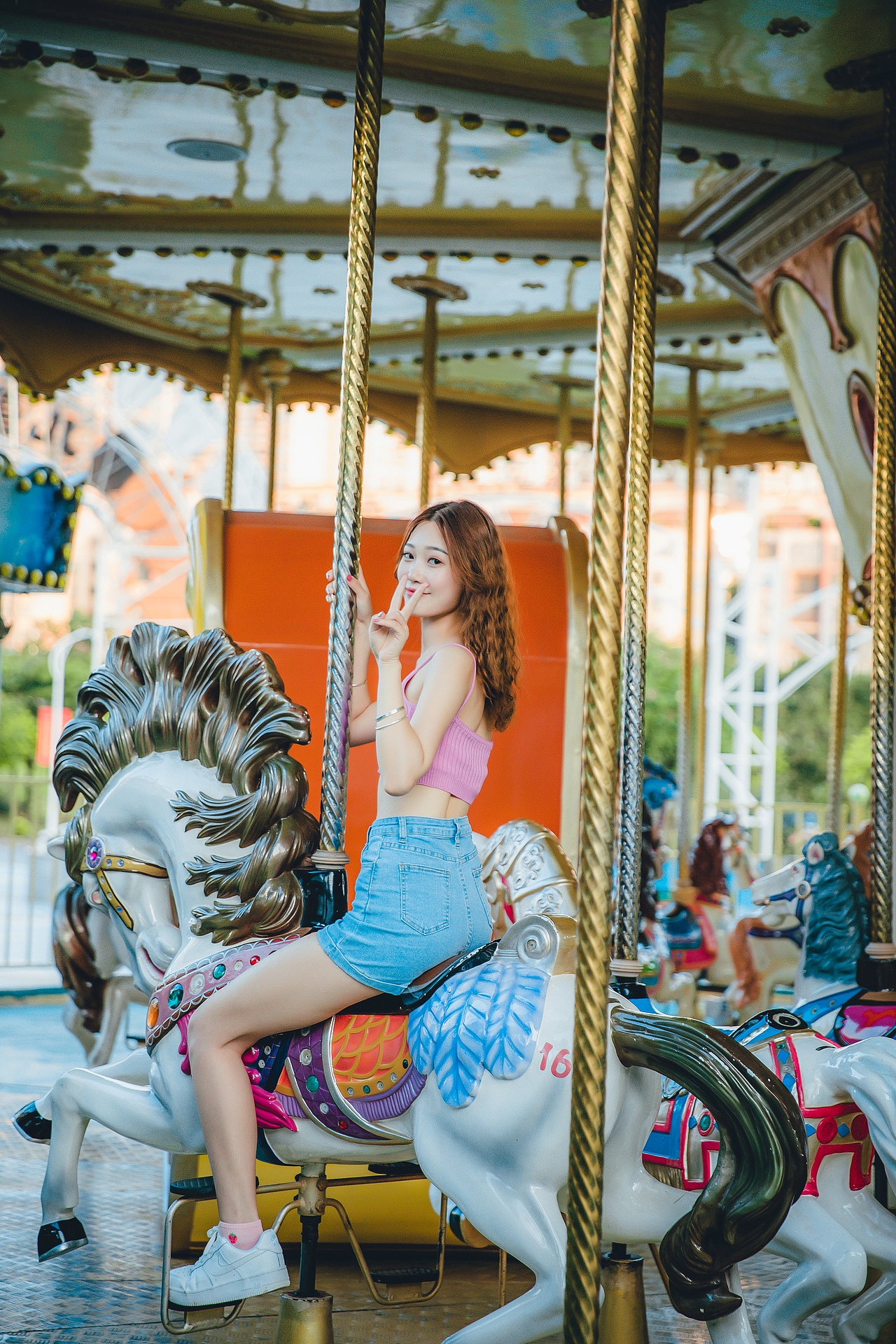 人像摄影:游乐场少女,阳光、草地、摩天轮、旋转木马