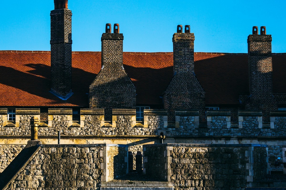 伦敦塔的官方名称是“女王陛下的宫殿与城堡，伦敦塔”所以为啥要简化成伦敦塔啊朋友？这分明是个城堡啊？？当然了，这里最后一个居住的君主是几世纪前的詹姆士一世。这里拥有很多的功能，包括军械库，国库，铸币厂，宫殿，甚至刑场，避难所，监狱，以及天文台？真的你这么多功能真的没问题么………这座建筑群始建于征服者威廉，对，和威斯敏斯特大教堂时期差不多，如今保留的是13世纪晚期的总体布局。如今的它是珠宝展以及一些历史物品的成列所，游客往来如潮。
