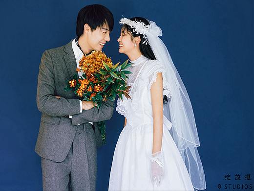 氛围感绝佳的室内轻复古婚纱照