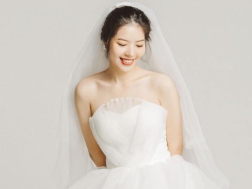给金毛和他主人拍的婚纱写真