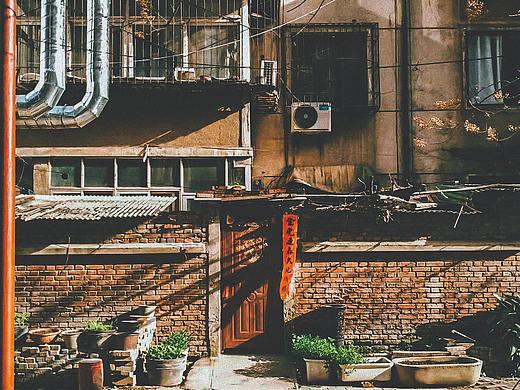 底触 | 一缕漂浮在底层的美