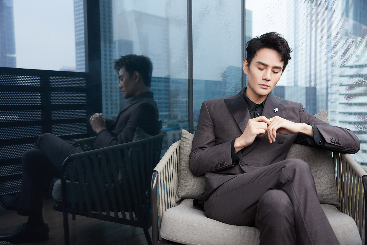 王凯佩戴我设计的胸针