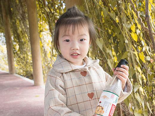 菜园里的小可爱——抓拍邻居家的小女孩