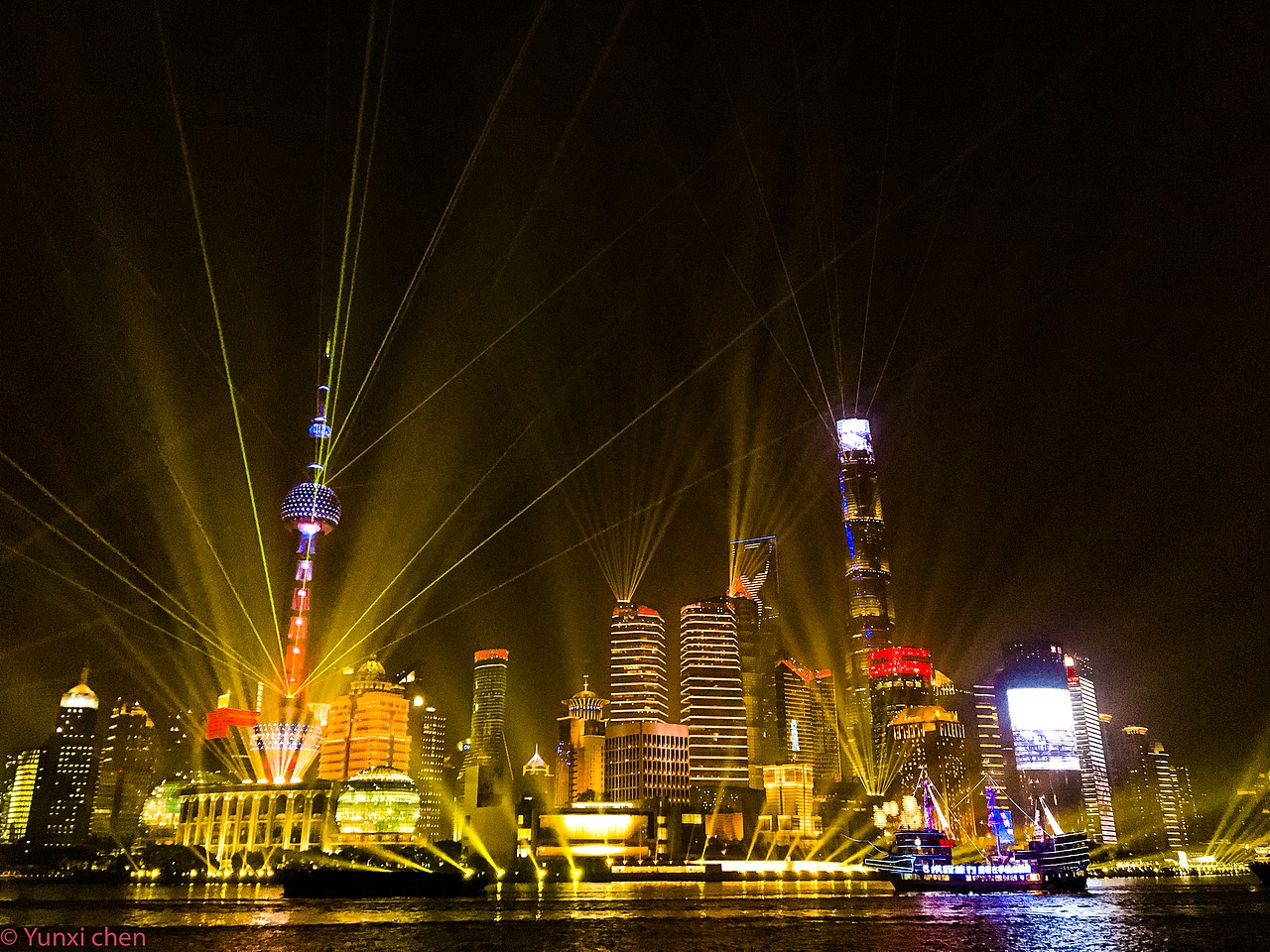 进博外滩灯光秀