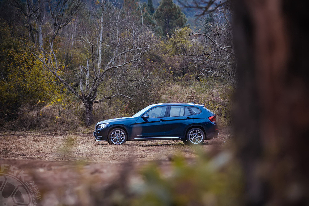 BMW New X1行走在湿冷的冬季