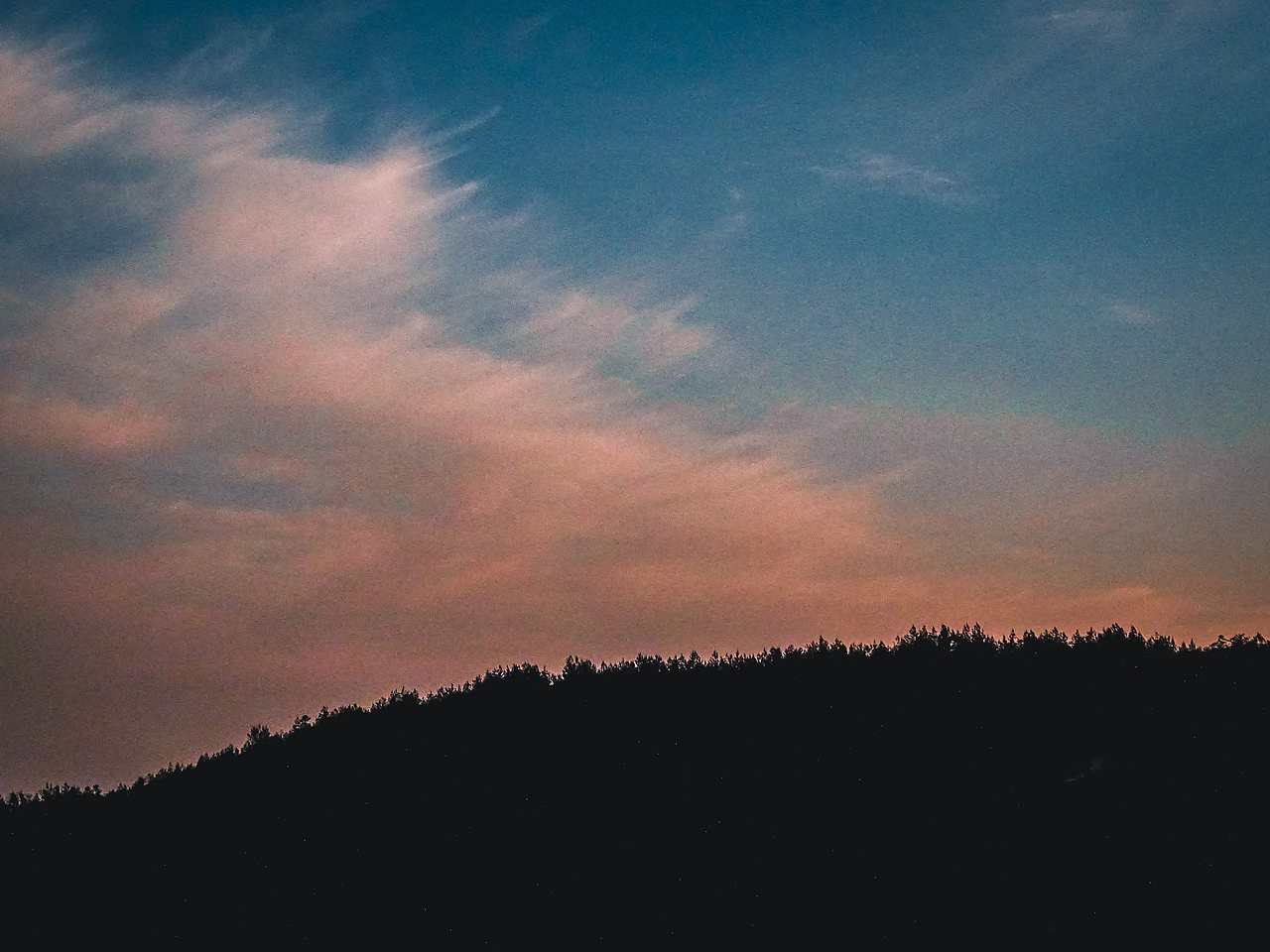 夕阳西山峦风景