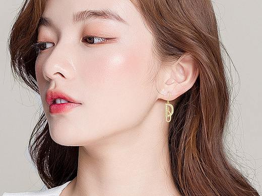2019-（LOGO设计、模特精修、产品拍摄、版面设计）
