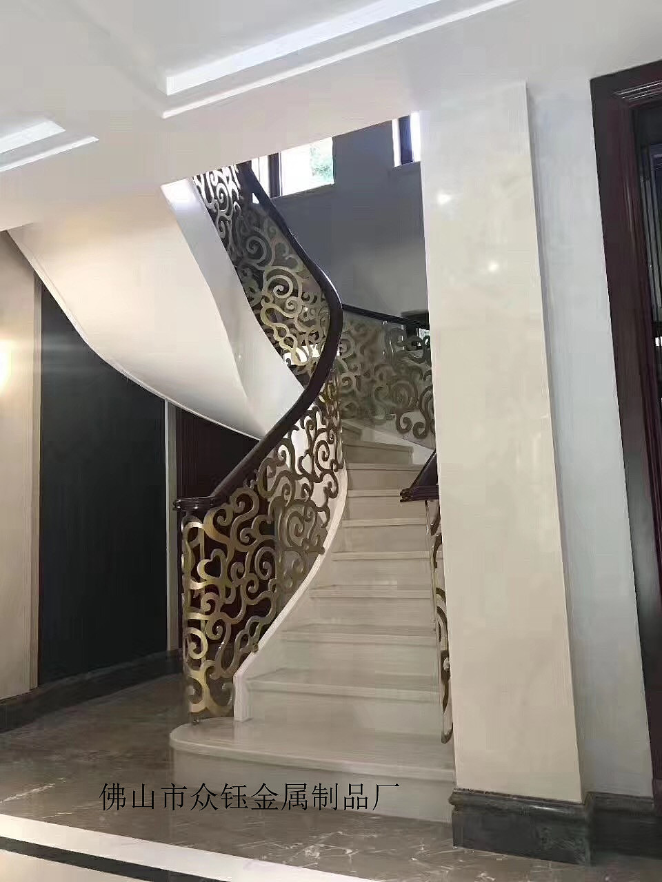 别墅楼梯装铝艺K金护栏装饰提气显品