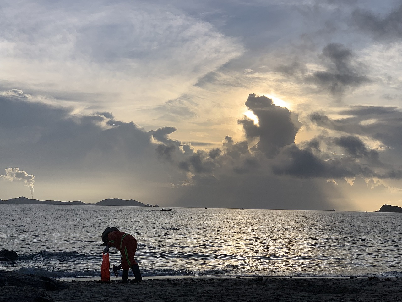 清晨看不到日出的海邊（圖ZMjcyNzYwNjg4） - 風(fēng)光攝影 - 站酷設(shè)計(jì)師戈塔原創(chuàng)素材 - 站酷ZCOOL