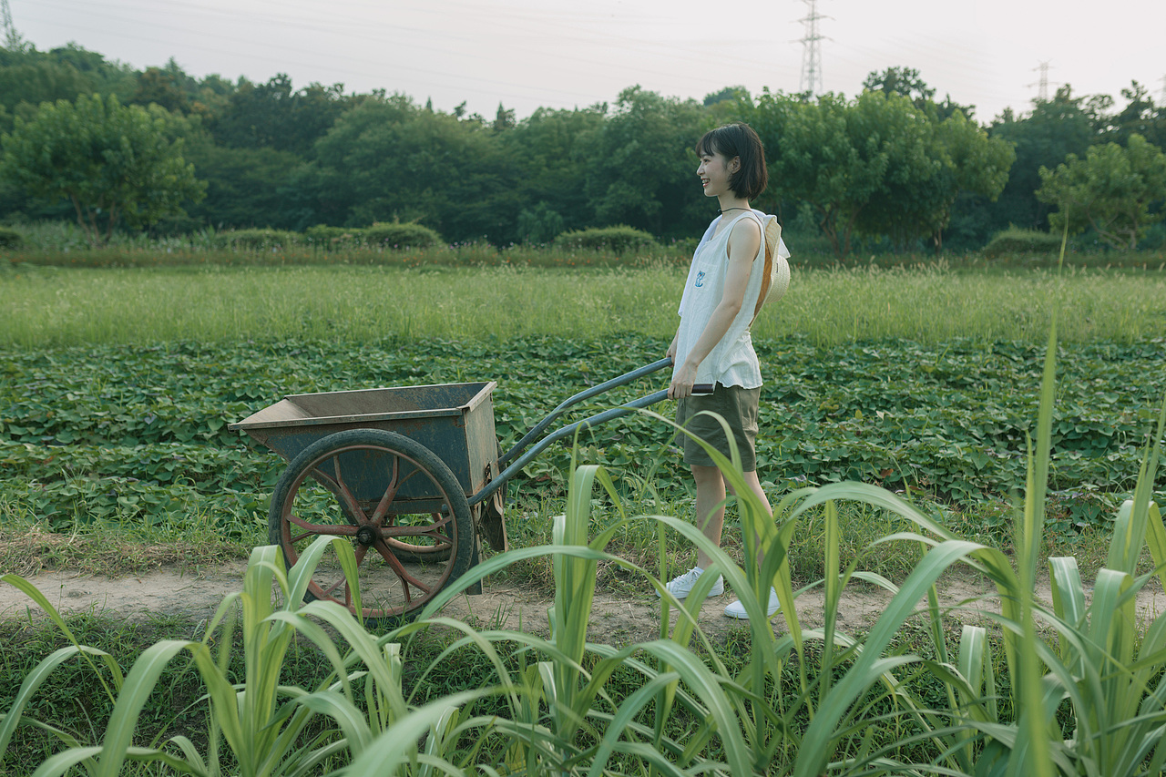 稻子会听着人的脚步声慢慢长大（图ZMTY5NjA5MDg4） - 人像摄影 - 站酷设计师野犬七原创素材 - 站酷ZCOOL