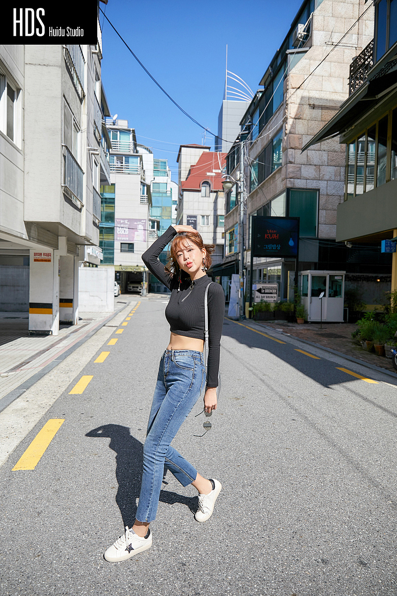女装牛仔裤韩国模特街头外景拍摄