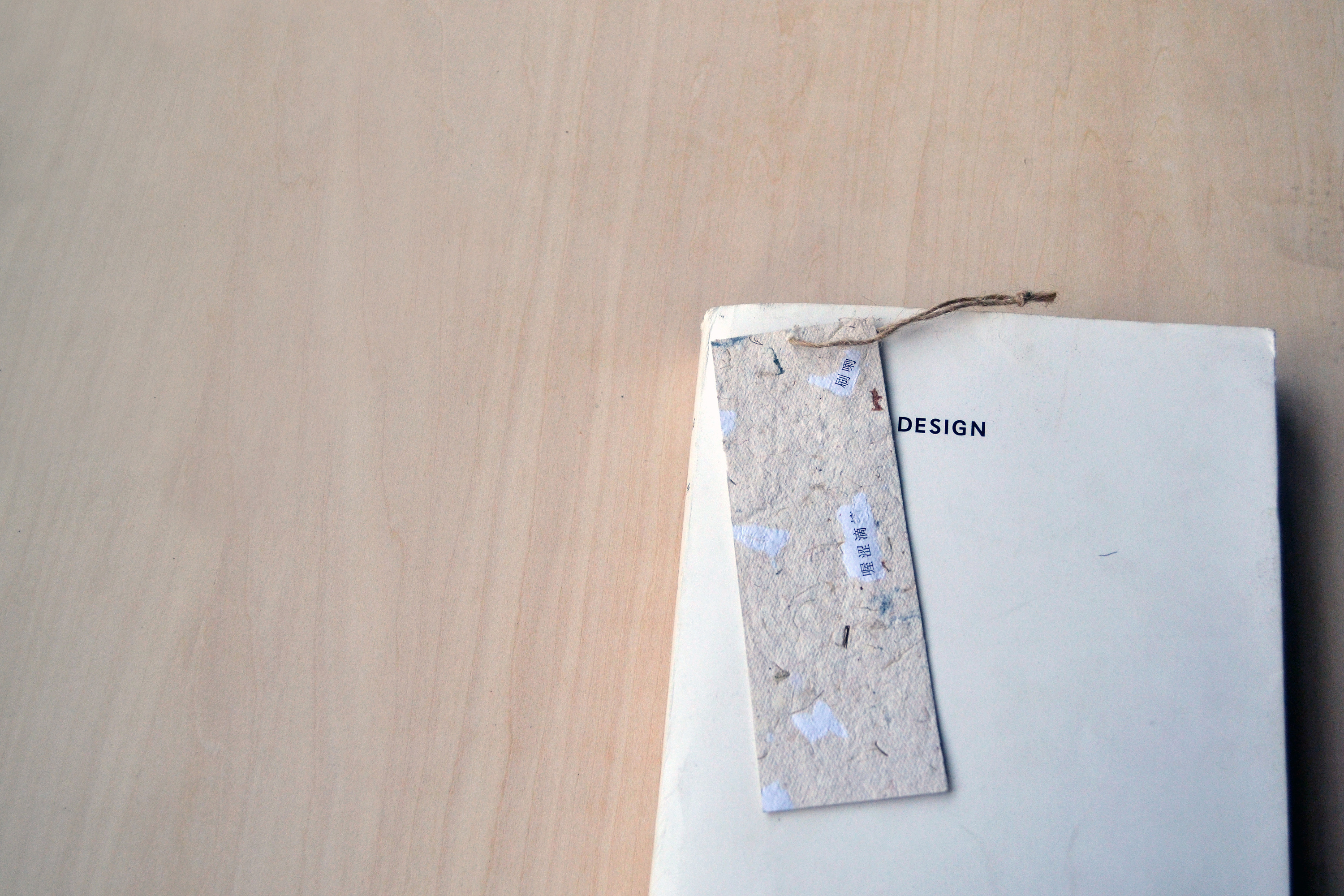 一组用再生纸做的书签