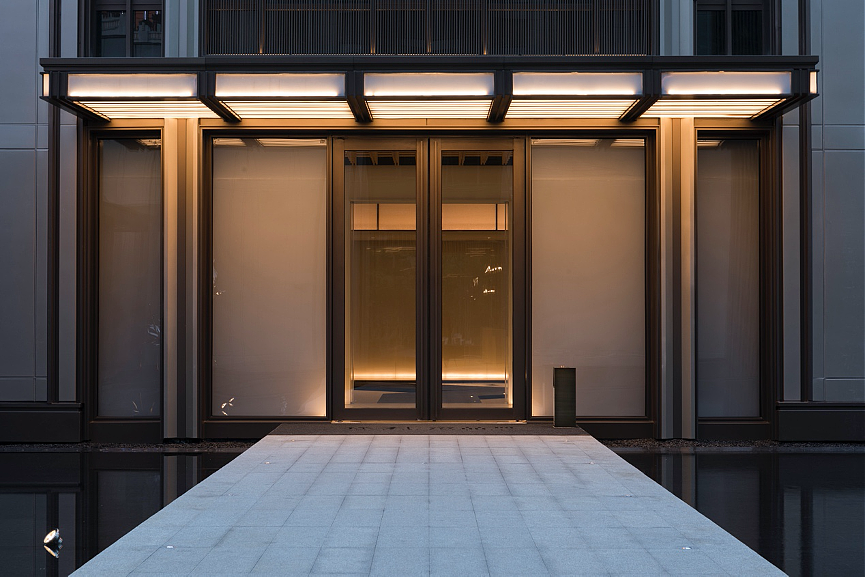 会所需要的是放松和被呵护的感受,这需要空间不能有太高的亮度,但同时因为有销售中心的功能使用需求,我们就需要在两者之间找到一些平衡。
It is required that the space of club should not be too bright because of the demand of relaxation and comfort. Meanwhile, there is a requirement of functional use as a sale center, therefore balance between them should be made.<br>