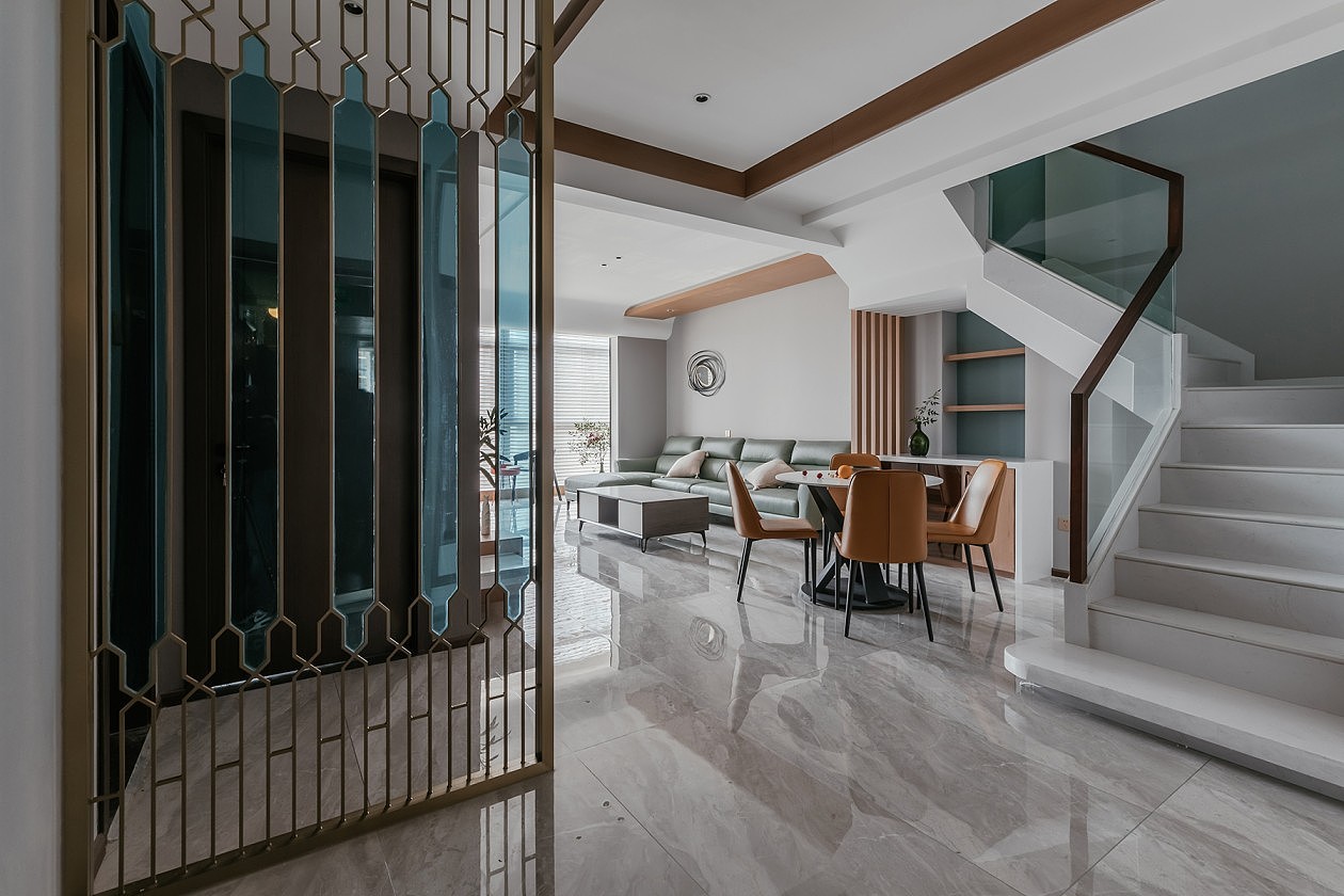 百叶窗充分将阳光引进,补充了日常客厅的用光需求