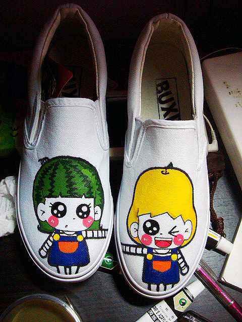 会不会掉色,送给别人的那两双她们貌似都没碰过水,反正丙烯是不会掉色