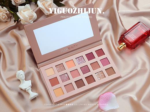 huda beauty沙漠黄昏眼影盘｜藝國知君