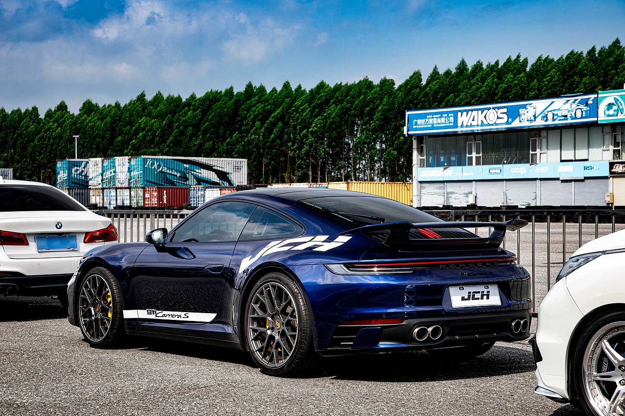 porsche 911(992 龙胆蓝)