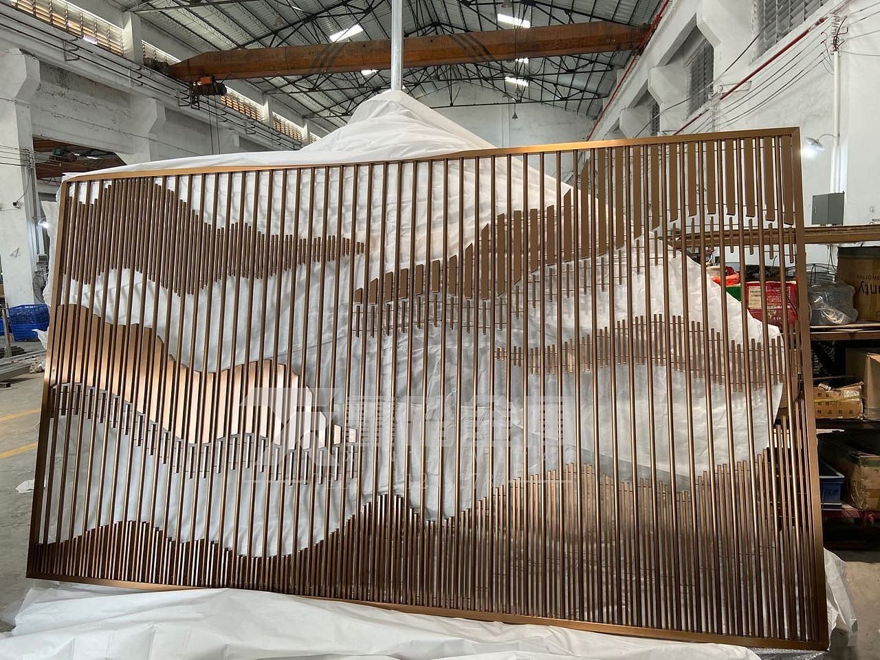 拉丝玫瑰金不锈钢山形背景墙,能够产生特别出彩的效果