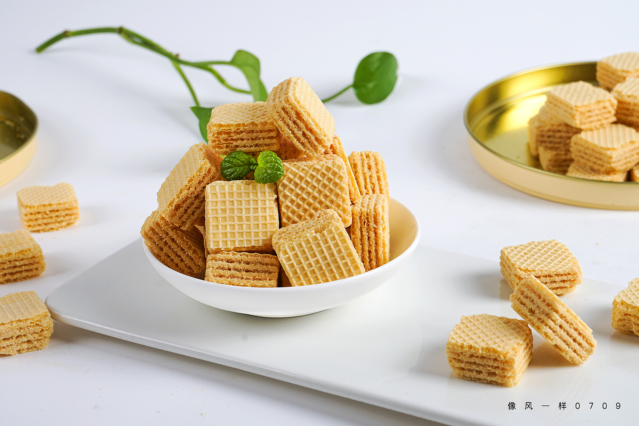 小圆饼干/酸奶麦片/豆乳威化/咸蛋黄饼干等零食摄影图