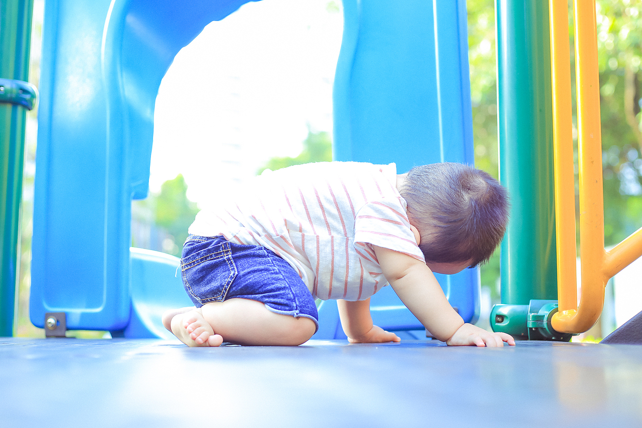 3分享收藏球场抓拍公园遛弯小公园玩嗨了小红袄姗姗学步玩 · 乐翻箱