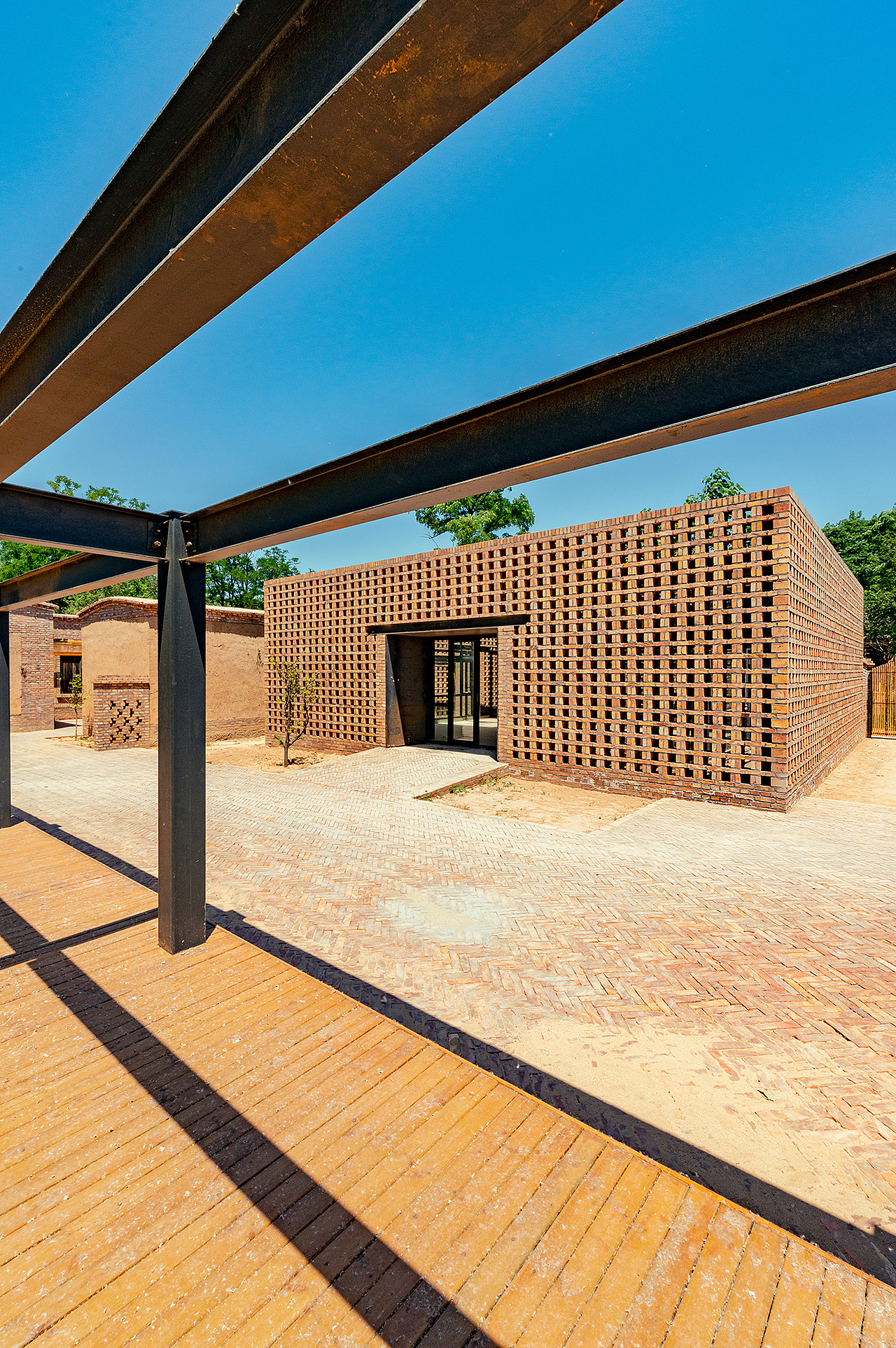 黄河岸边的夯土建筑