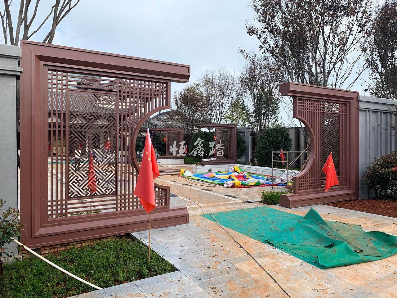 纯中式售楼中心户外园林山行不锈钢背景墙系列安装效果