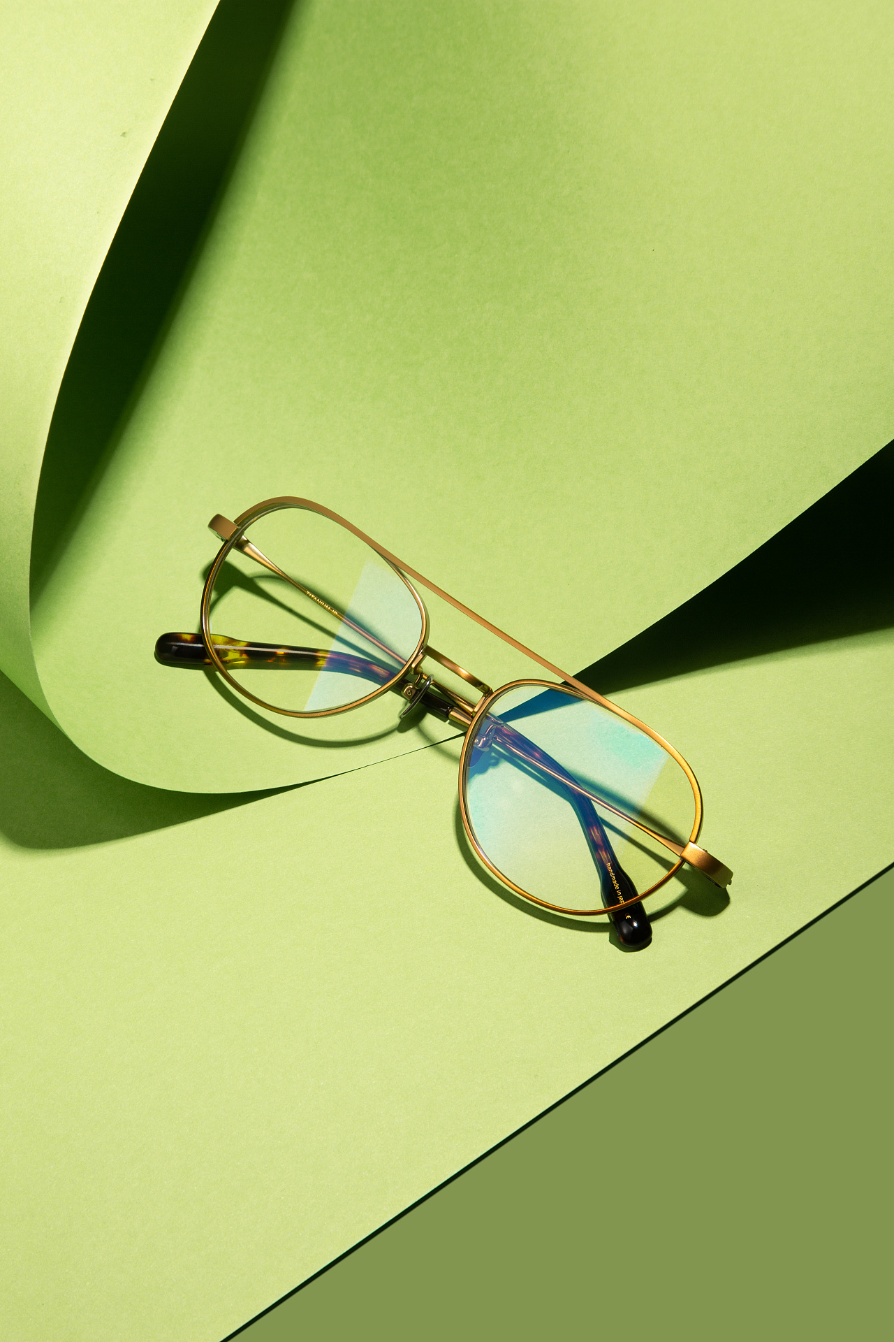 【眼镜】一组墨绿色广告图静物拍摄分享