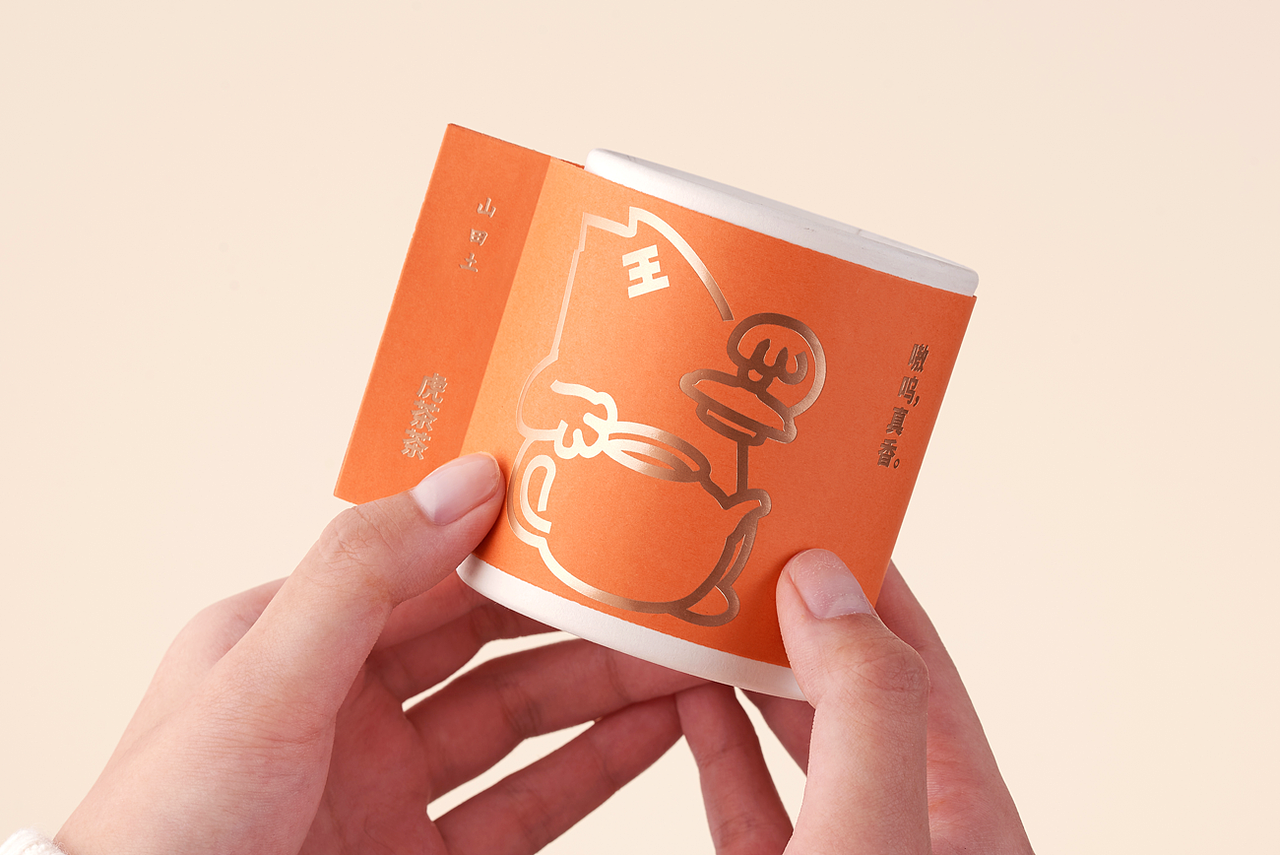 与柔美的宜红、祁红不同，
红螺干茶内卷呈螺旋形，个头不小，<br>有着粗犷的高原气质，<br>金色绒毫布满全身，像毛绒绒的暖意。