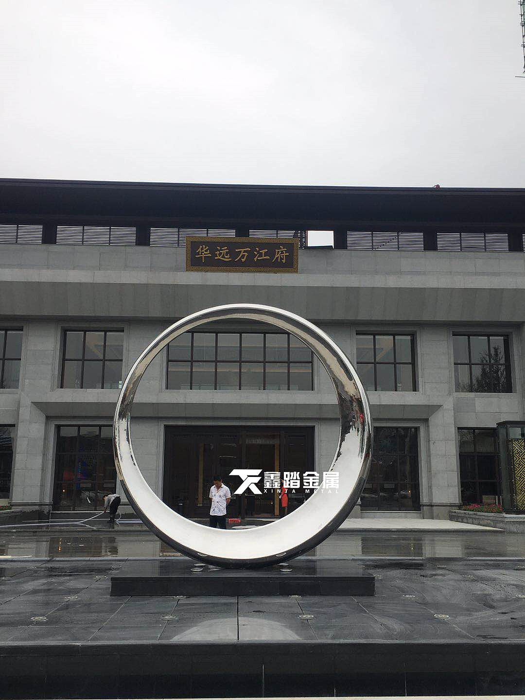 售楼部镜面不锈钢月亮雕塑