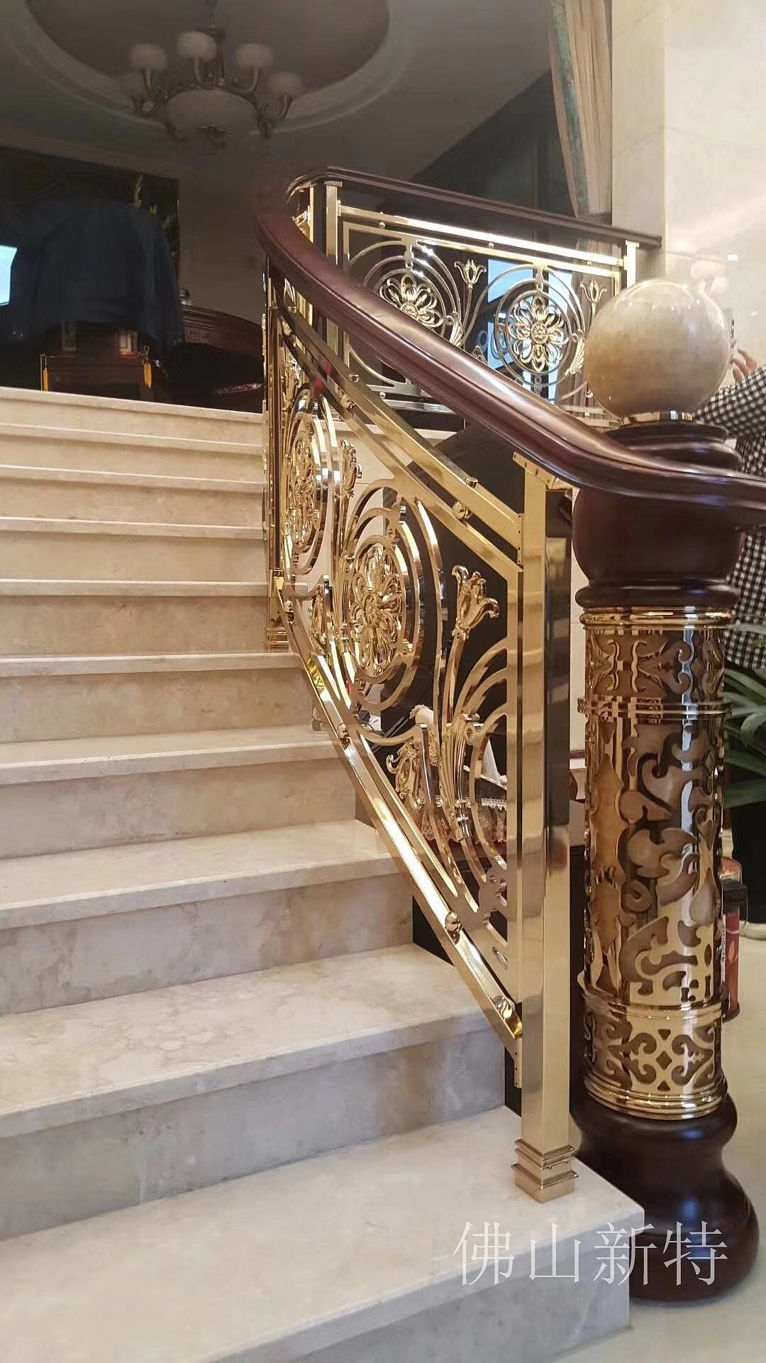 欧式豪宅铝雕郁金香花纹楼梯扶手成品图