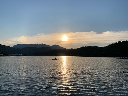 湖边落日夕阳河畔划船意境