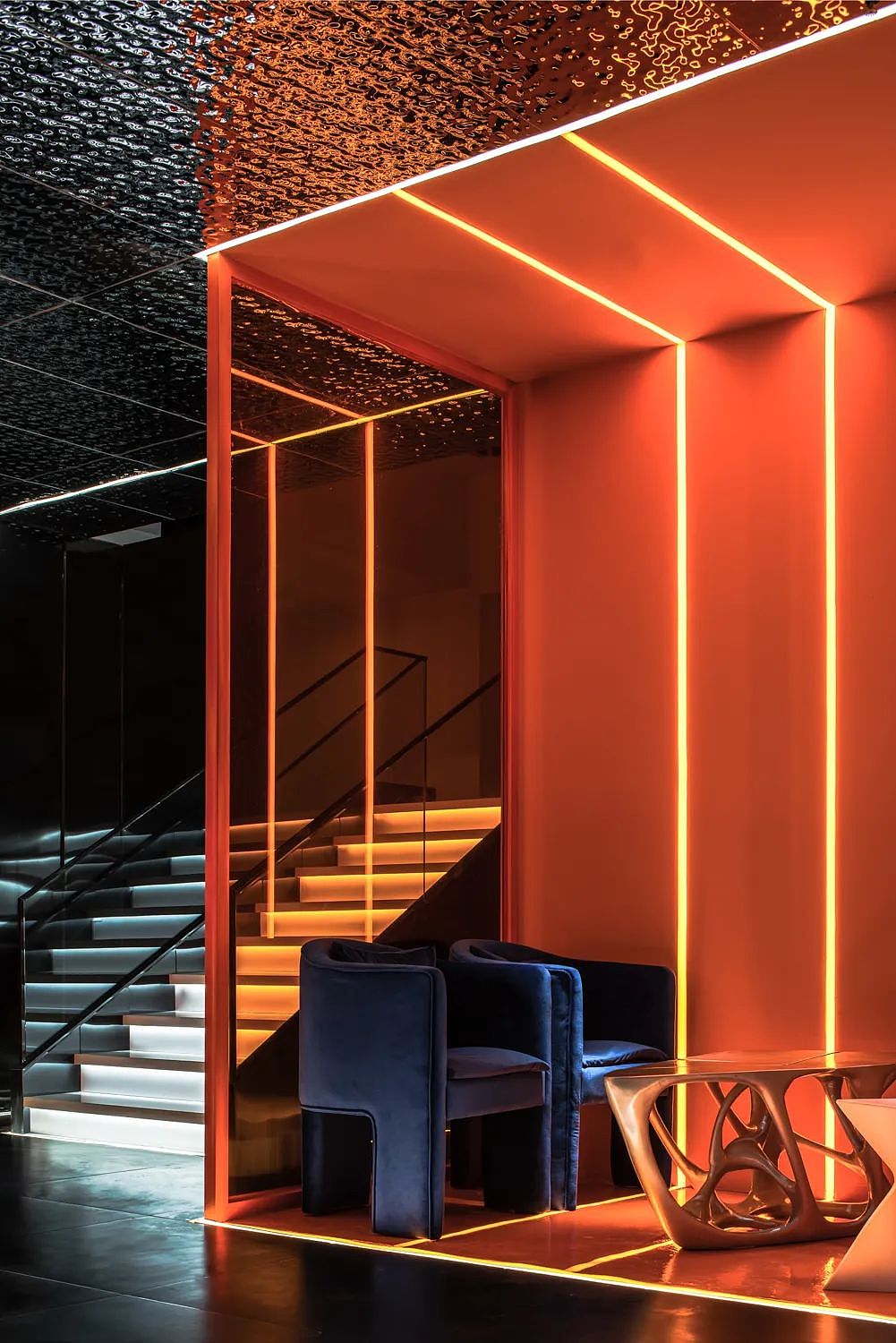 具有赛博朋克风的电竞酒店设计,科技感太强了