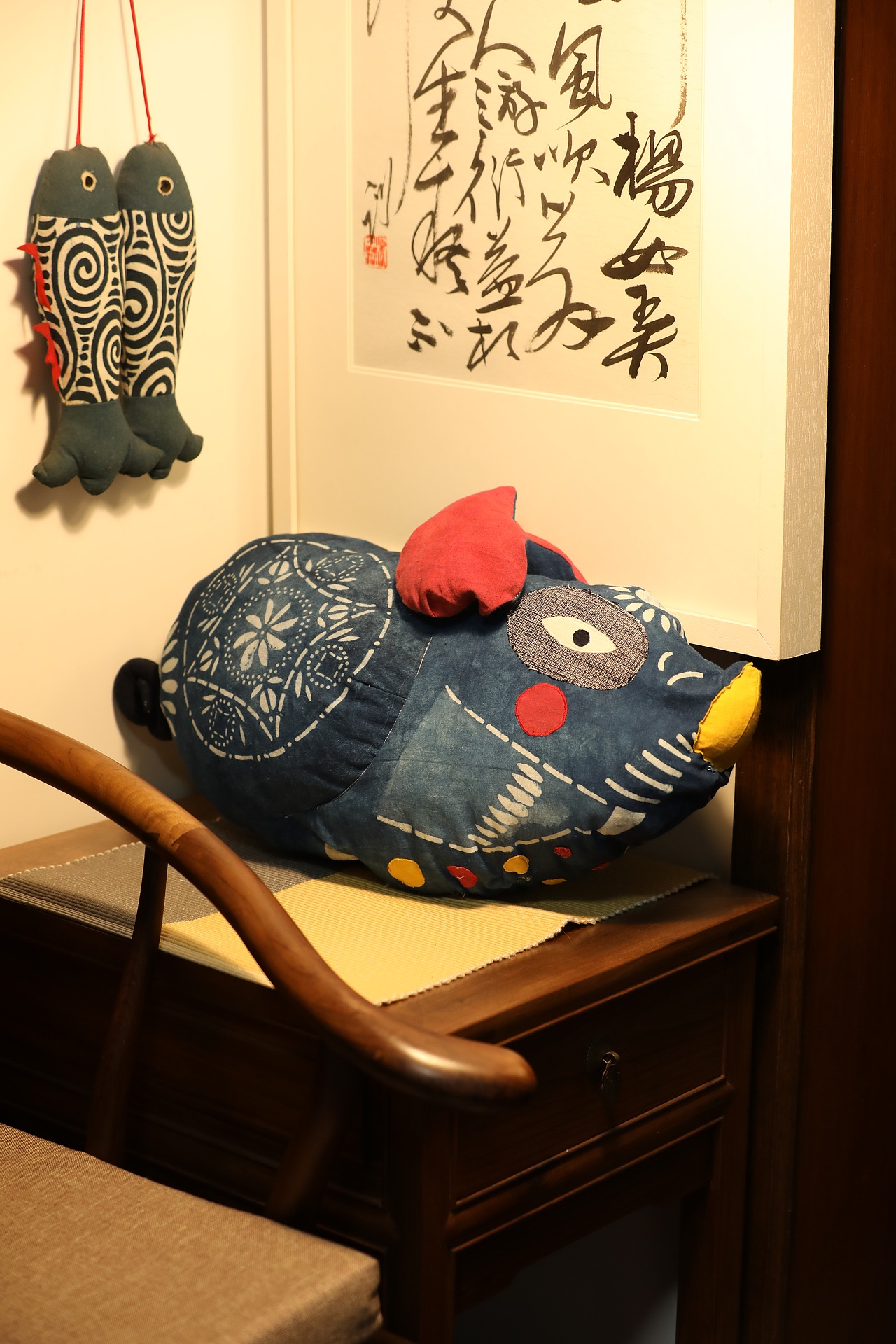 金猪报福 蓝印花布抱枕作品|手工艺|工艺品设计|微缩历史_原创作品