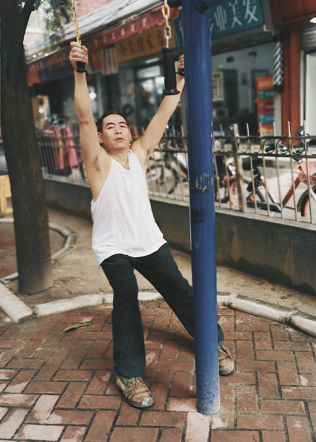 老人们每天都在家楼下的社区设施做运动