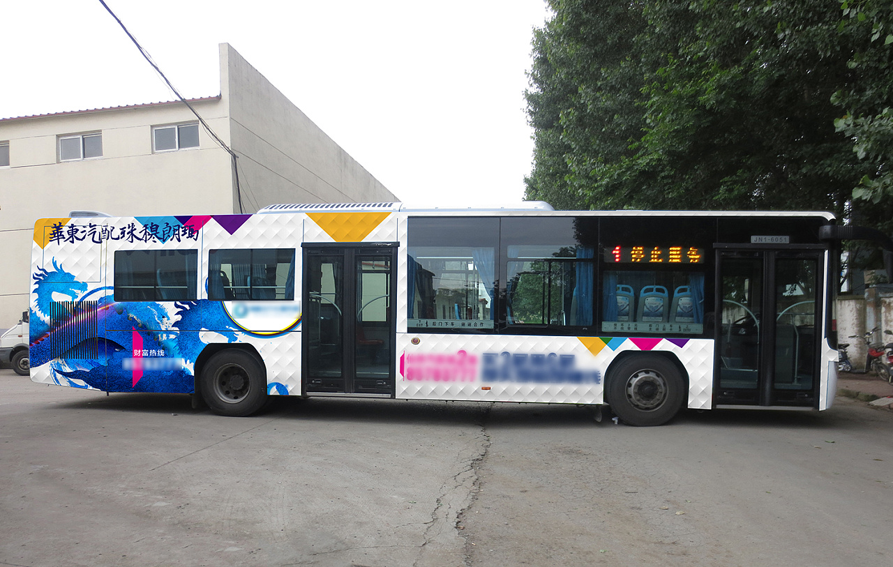 龙主题商业地产公交车身广告