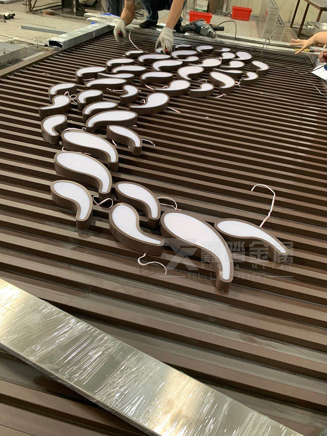 深咖色不锈钢烤漆屏风背景墙鱼群设计密中井然有序图