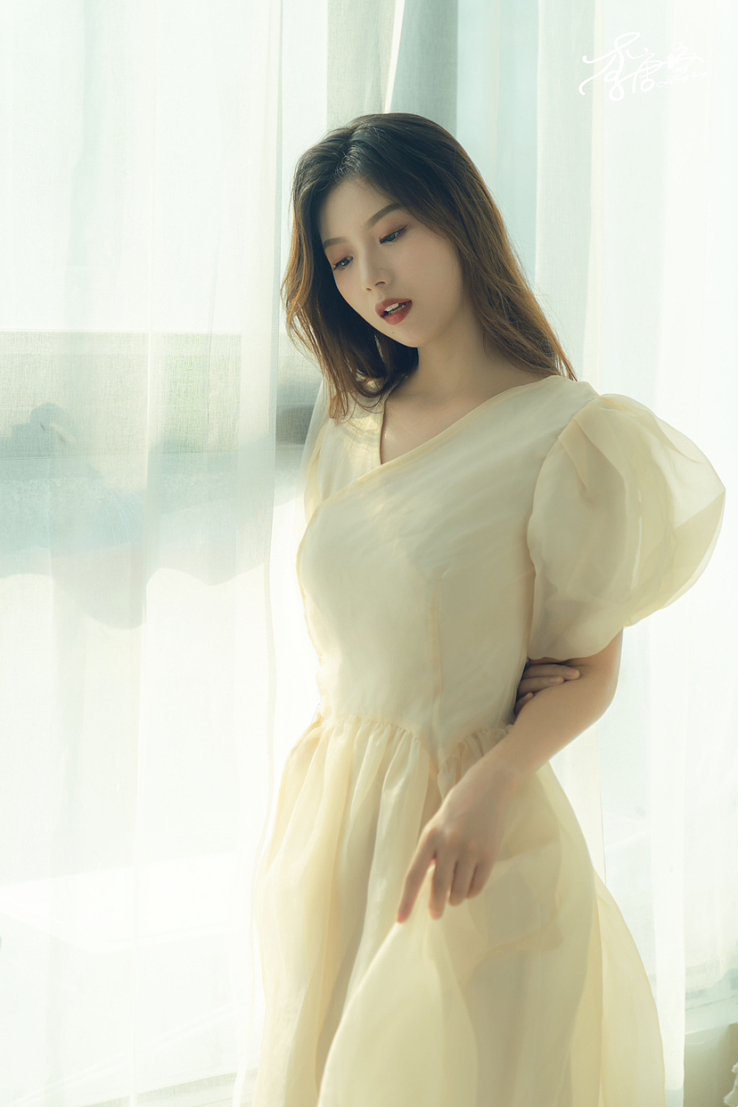 阳光透过白色纱帘洒在家具上，创造出迷人的光影舞蹈。（图ZMzQ3OTI3MjA0） - 人像摄影 - 站酷设计师李唐糖_原创素材 - 站酷ZCOOL