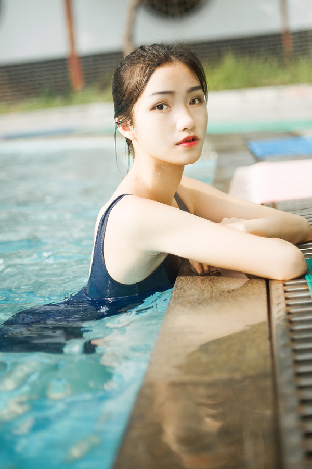 小孩子看鱼人像摄影(小孩看鱼缸里的鱼好吗)