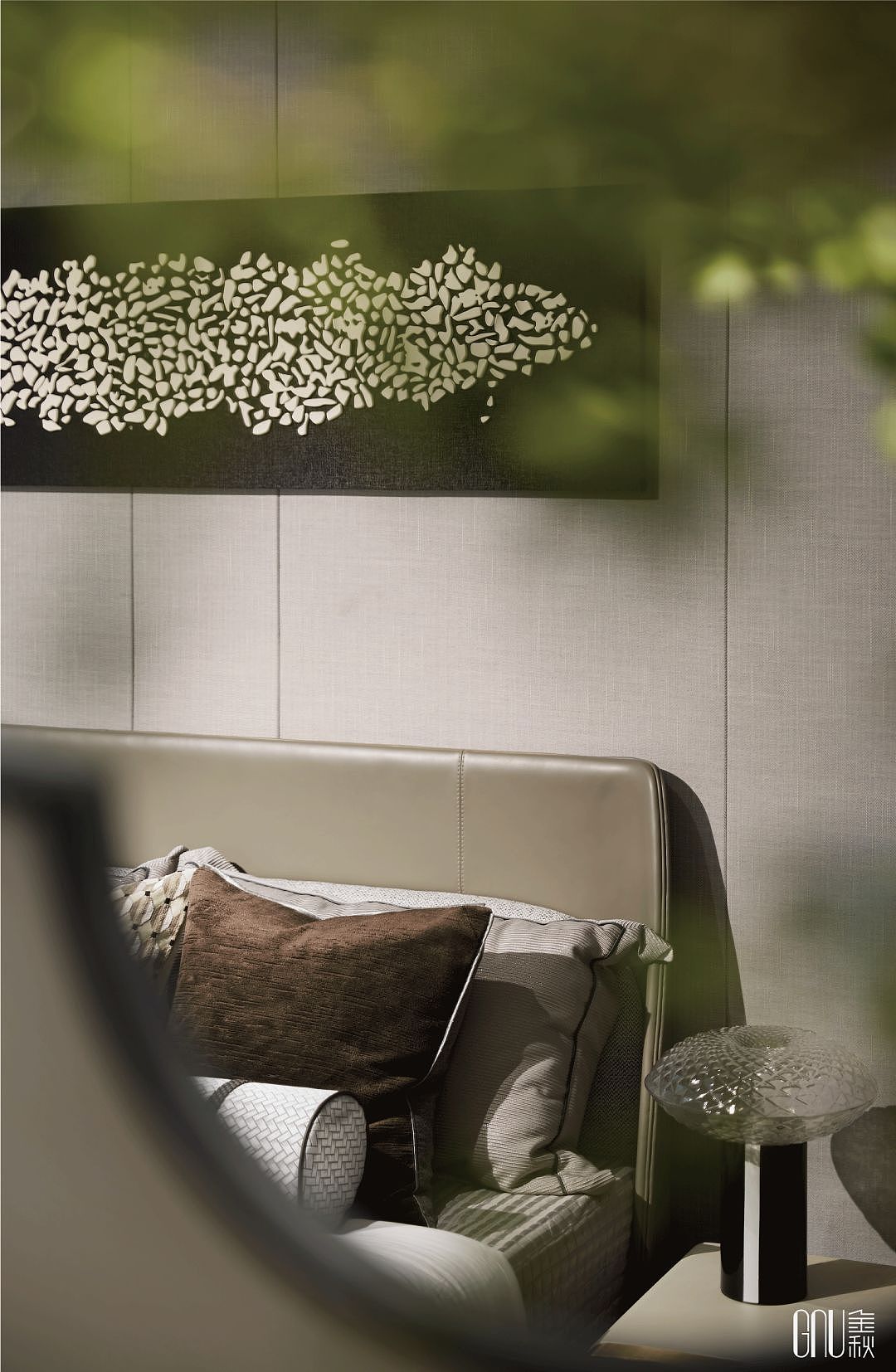 长辈房安谧的氛围,让人感受到岁月静好。床头利用陶瓷碎片制作的工艺画,让艺术气息贯穿于空间中。