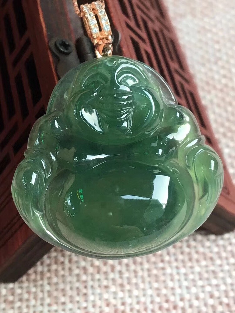 笑佛翡翠挂件——龙掌柜翡翠