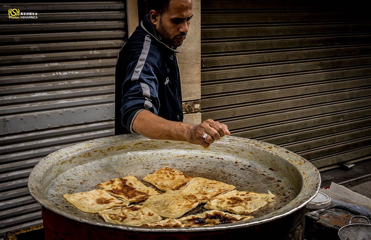 巨大的锅，油煎饼摊。