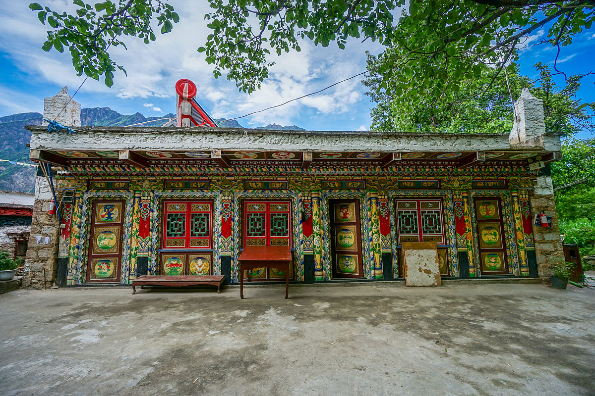 #神仙居所甲居藏寨#【特色藏寨】在来的路上就听司机说过,甲居每家每户的藏寨是当地的一大特色。而且整个村落的寨子散落在嗫甲峡谷的一面大山坡上,天气好的时候看着很是壮观……