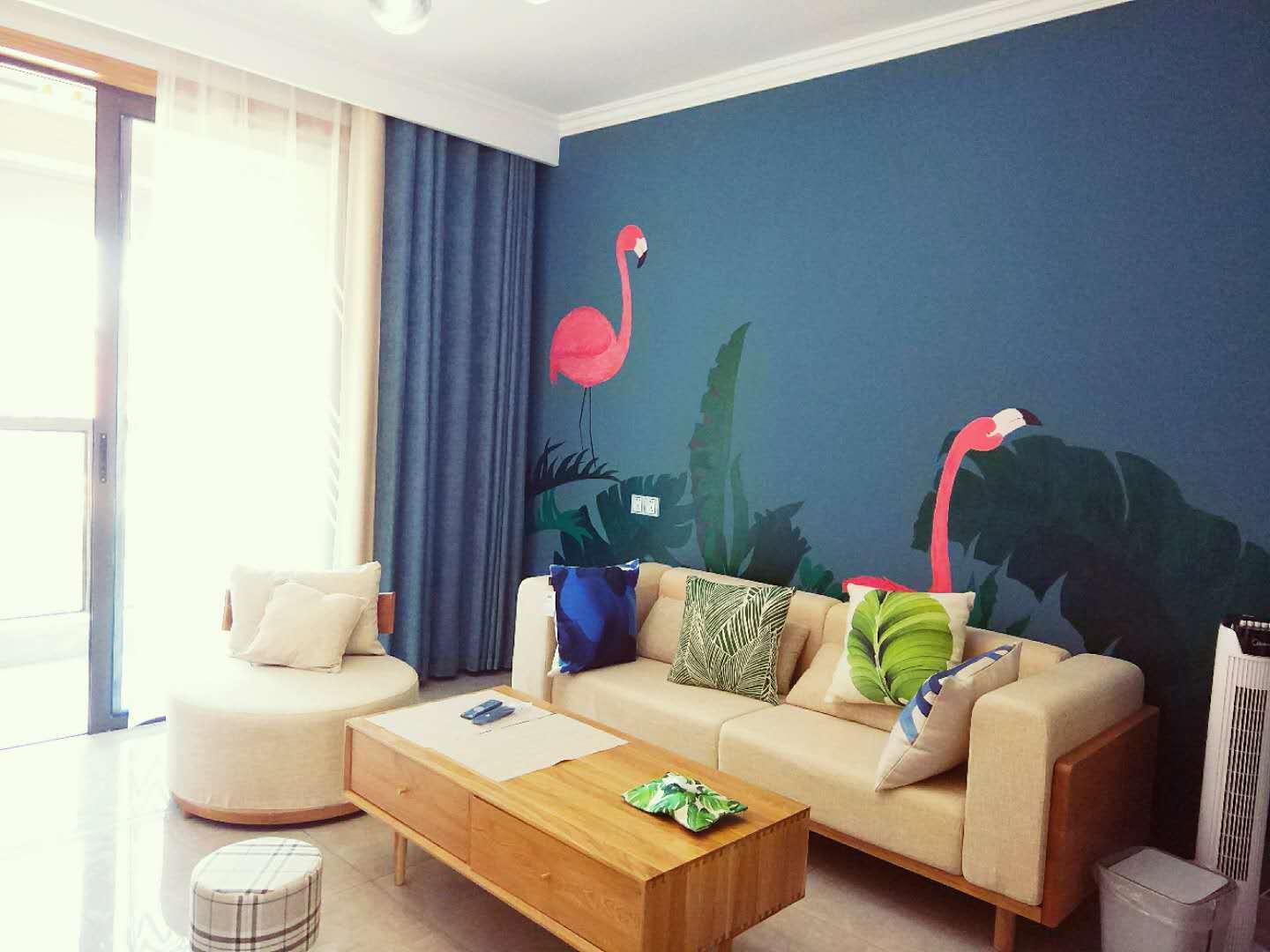 自个家的火烈鸟沙发背景墙绘