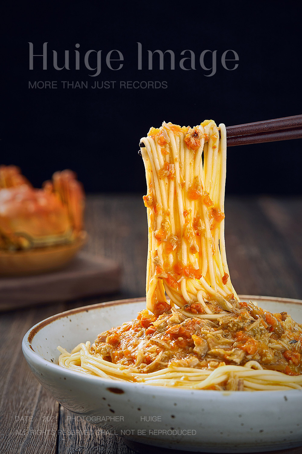 不等蟹黄酱蟹黄面拍摄