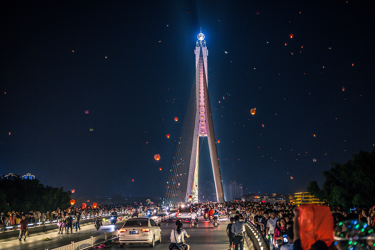 西双版纳傣族泼水新年节天灯祈福